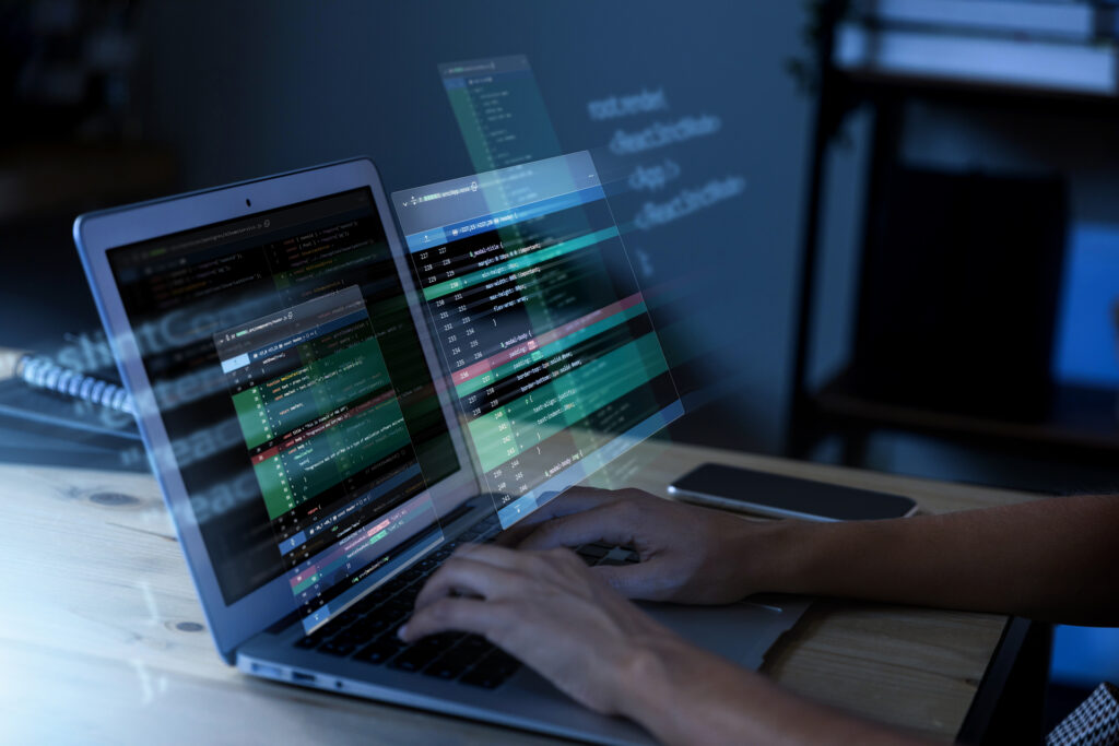experiencia-en-programacion-con-una-persona-que-trabaja-con-codigos-en-la-computadora